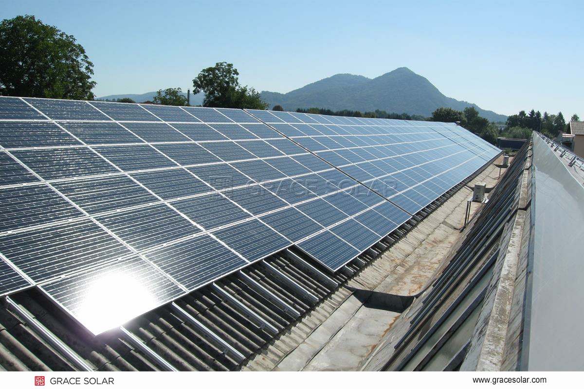 非貫通工法による商業施設屋根への太陽光パネル設置